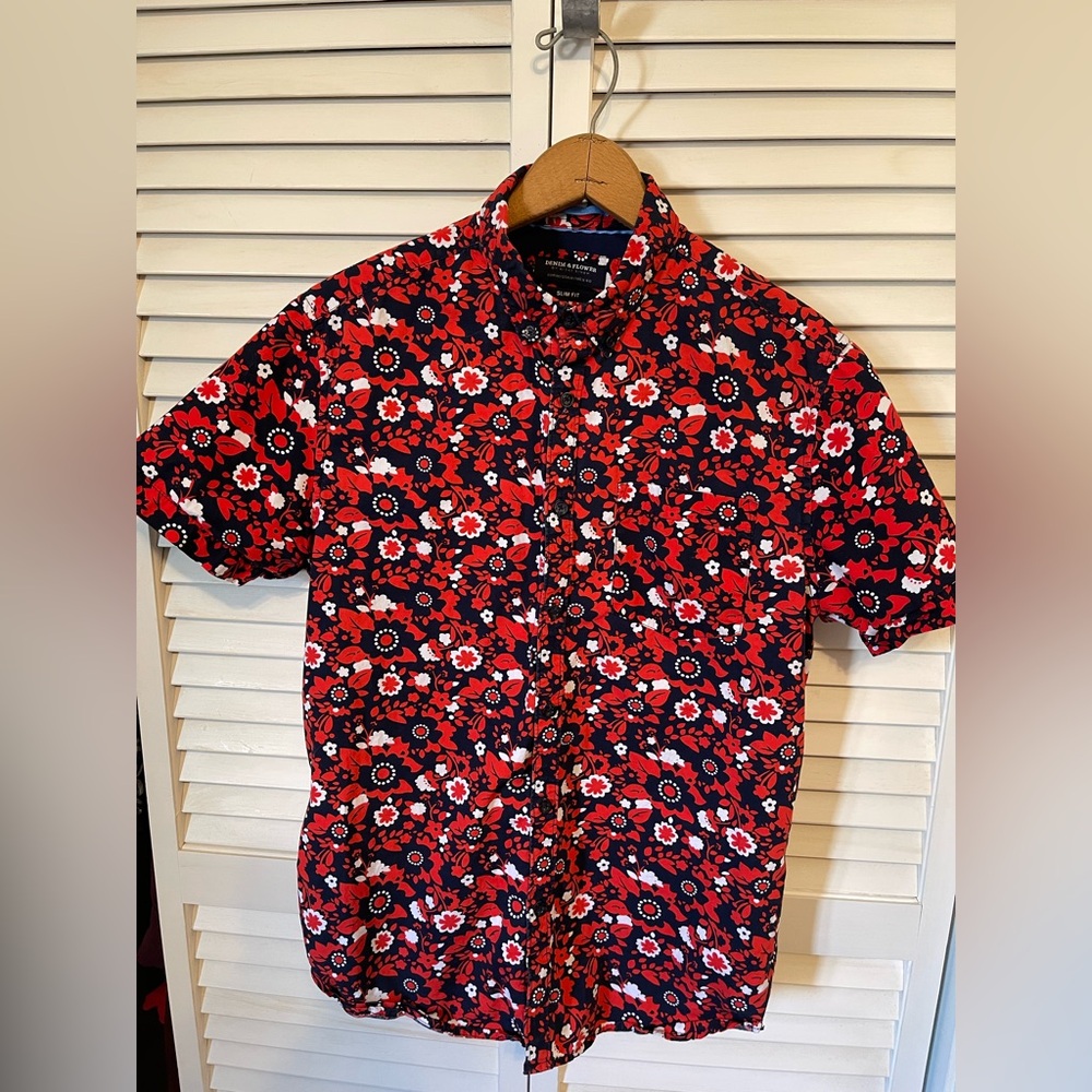 Men’s Denim & Flower Slim Fit Button Down Size Medium